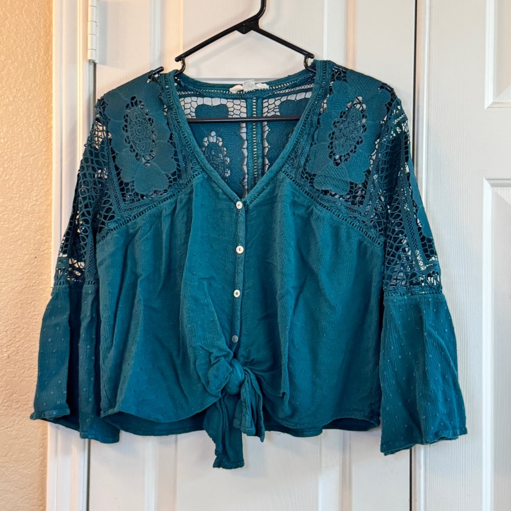 Teal Flowy V-Neck Crop Tie Front w/ Lace Detail, Sz M, Button Up- Bell Sleeves